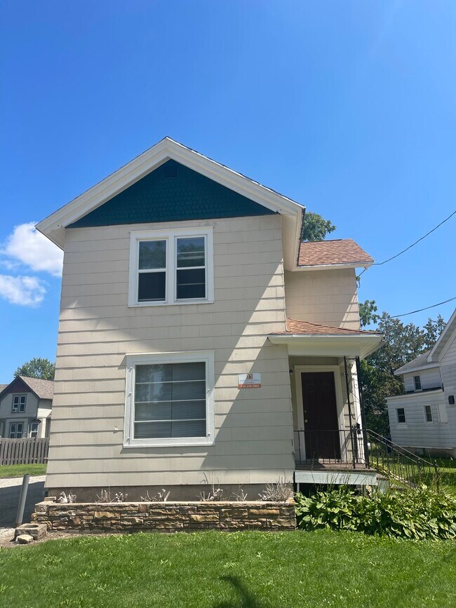 Building Photo - 846 Elmwood Ave