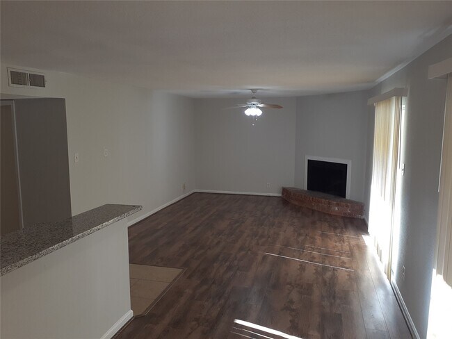 Foto del edificio - 14515 Wunderlich Dr