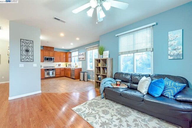 Building Photo - COMING SOON! | $3,700 / 3BR GORGEOUS CENTRAL FREMONT TOWNHOME IN PARKMONT | Photos shown are of a...
