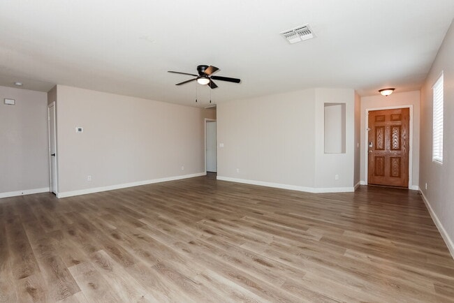 Building Photo - 1800 E Desert Rose Trail
