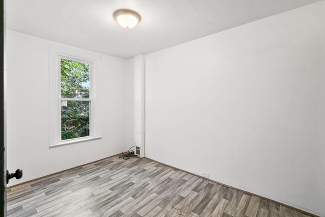 Foto del edificio - 2 bed 1 bath - great location, spacious, l...