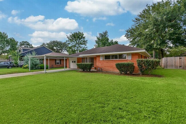 Building Photo - 2102 Saxon Dr
