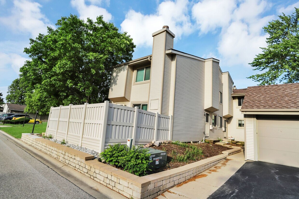 Primary Photo - 542 Del Lago Dr