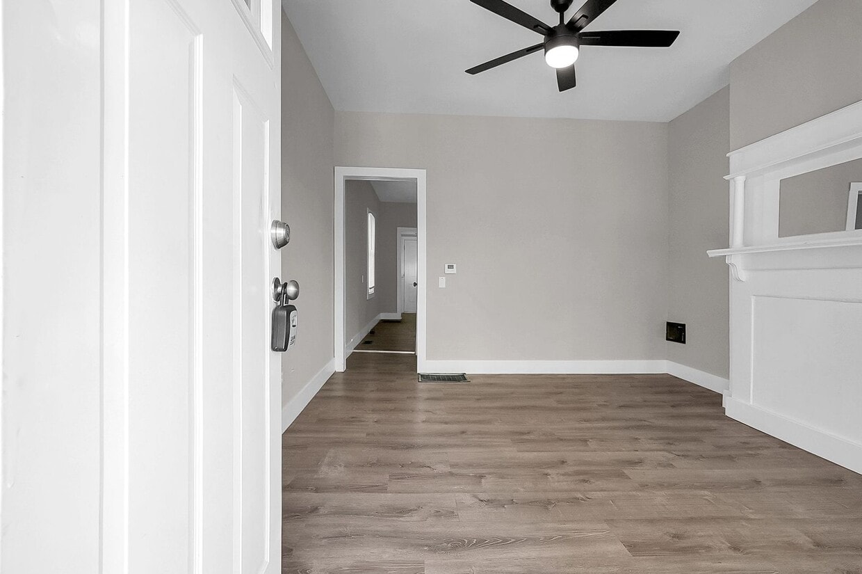 Foto principal - Newly Updated 2 Bedroom Home – Bright, Mod...