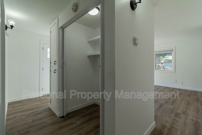 Foto del edificio - 4325 E 17th St