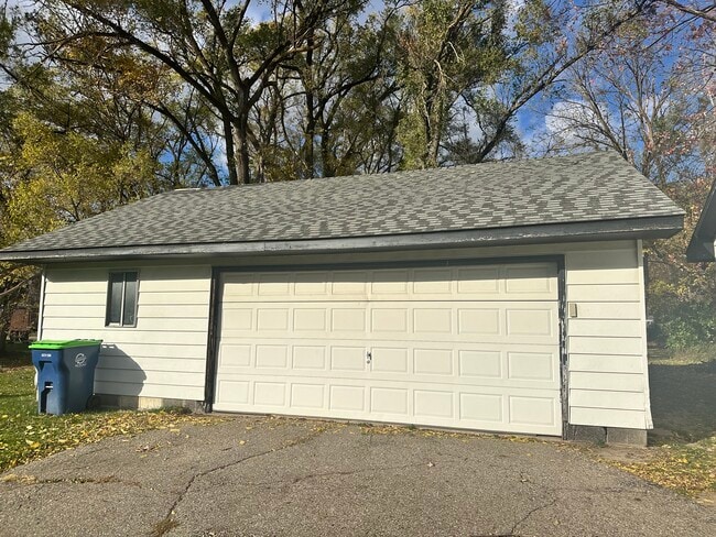 Building Photo - 2631 Tatham Rd