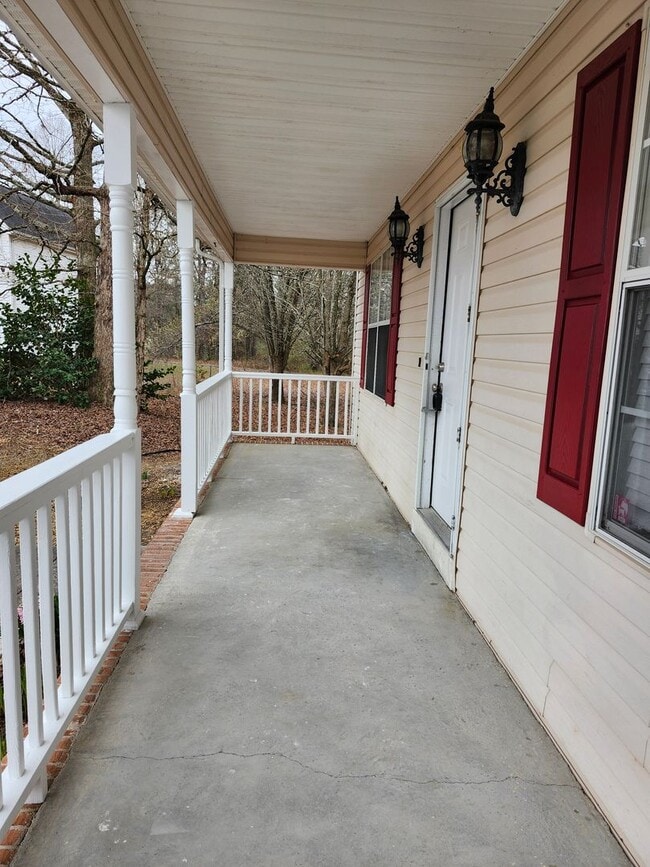 Building Photo - Spacious 5 bedroom 2 and a half bath home in Ringgold, GA