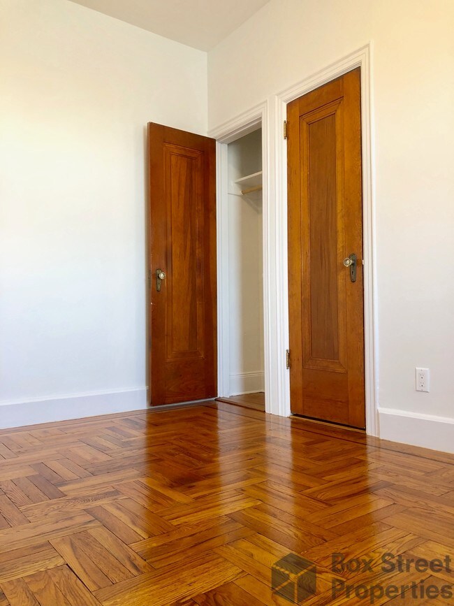 Foto del edificio - 931 Manhattan Ave