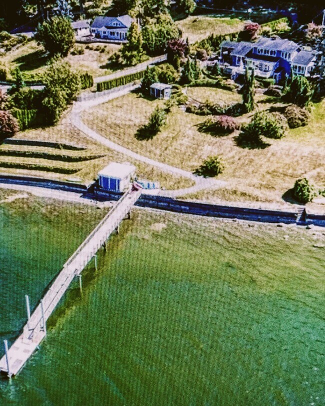 Casa de playa de 3328 pies cuadrados y casi un acre de jardines paisajísticos - 7107 120th St NW