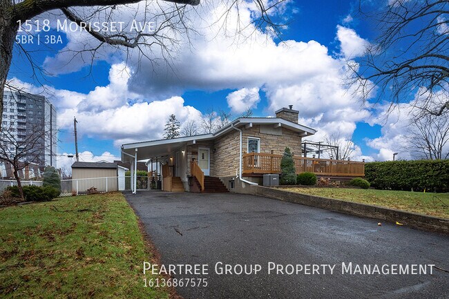 Photo du bâtiment - Mammoth Manor on Morisset-5 beds in Carlin...