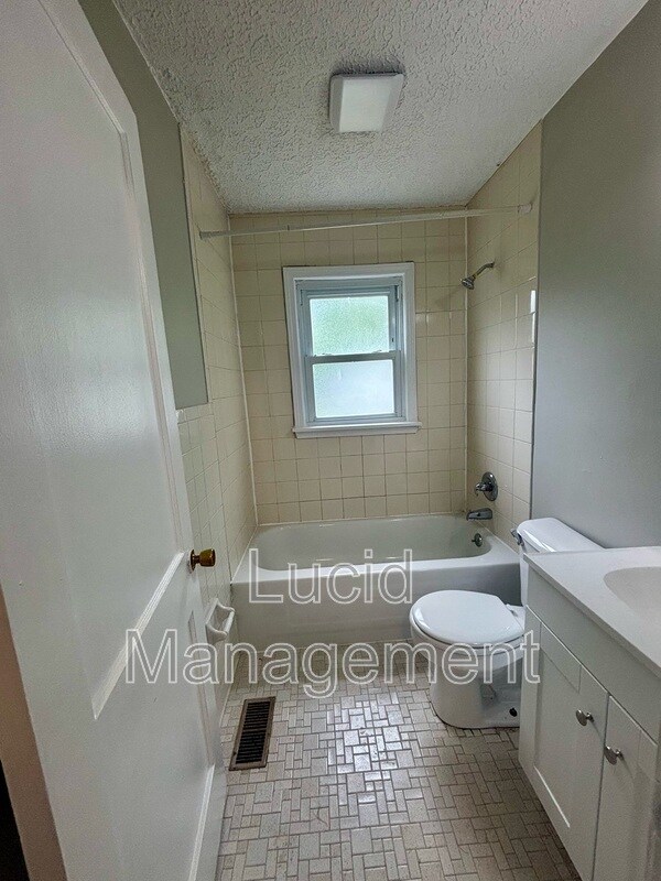 Foto del edificio - 3302 Powell Ave