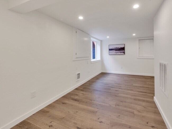 Foto del edificio - 3 Bedroom Townhome in North Capital Hill