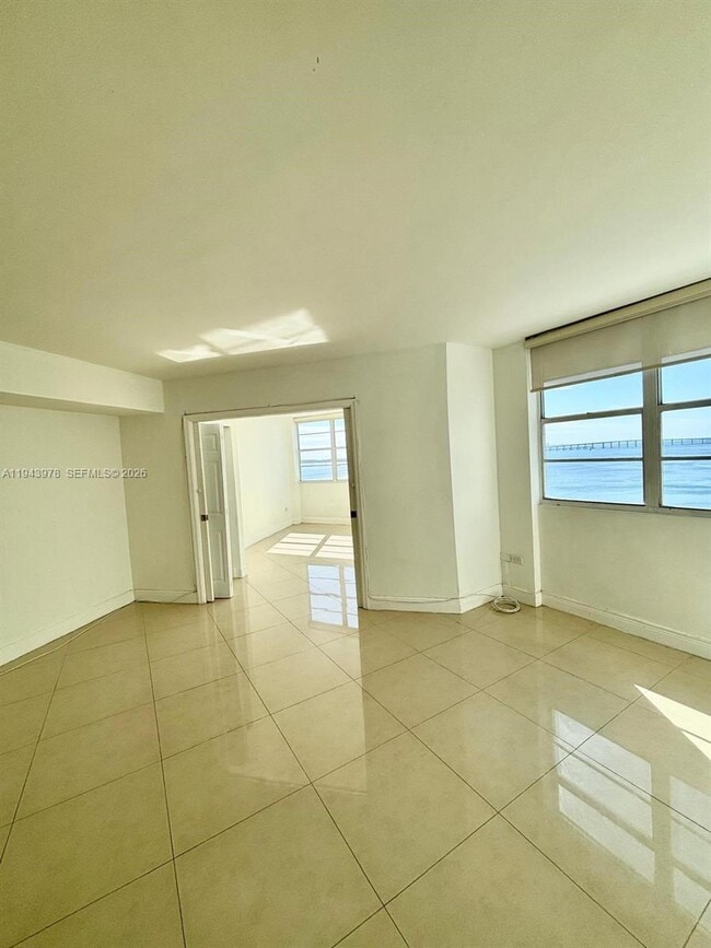 Building Photo - 801 Brickell Bay Dr