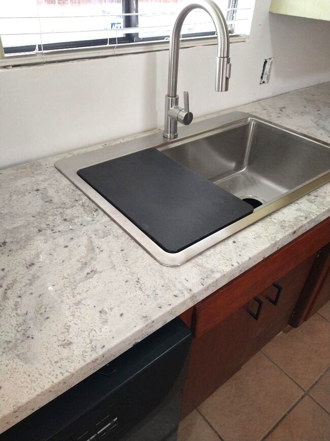 Building Photo - Large family home in Panorama area, near Bakersfield College!