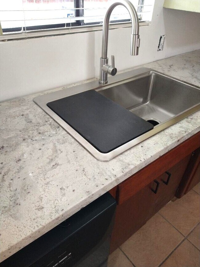 Foto del edificio - Large family home in Panorama area, near Bakersfield College!