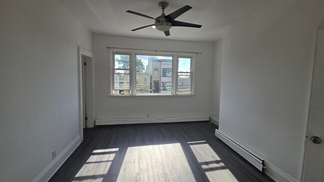 Building Photo - 176 Bartholdi Ave