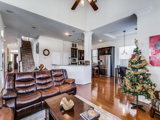 Building Photo - Stunning 4 bedrooms and 3 bathrooms home f...