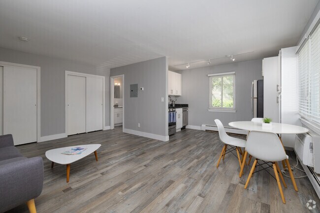 Estudio renovado | Sala de estar y comedor - Lynn Apartments