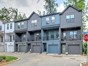 Building Photo - 176 Chestnut Cir