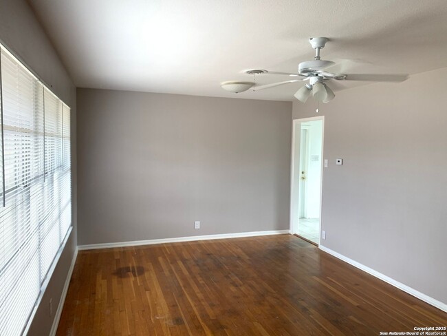 Building Photo - 3 Bed 2 Bath located in Sunset Hills Subdi...