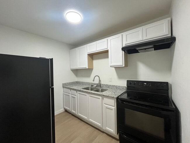 Building Photo - One Bedroom One Bath with Washer and Dryer Included