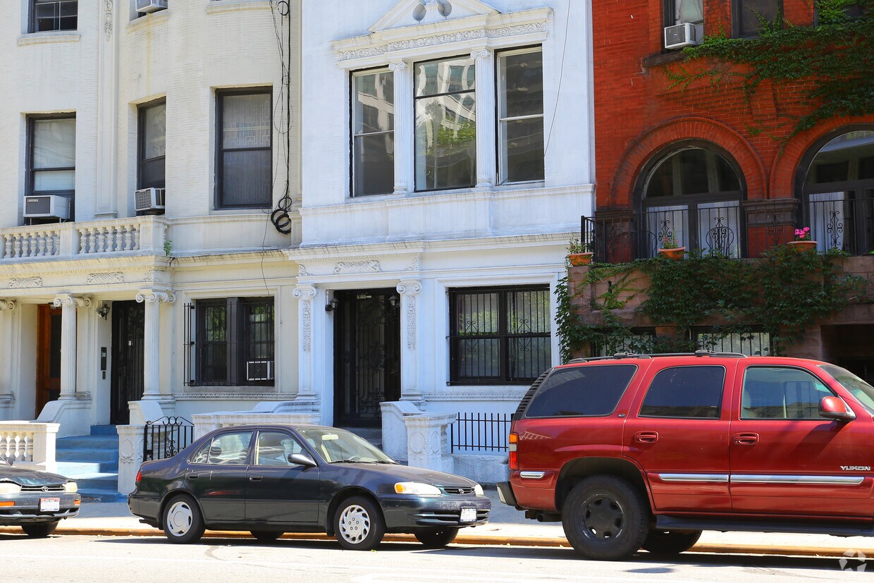 Building Photo - 257 W 70th St