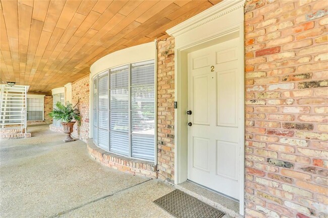 Foto del edificio - 2727 Briarhurst Dr