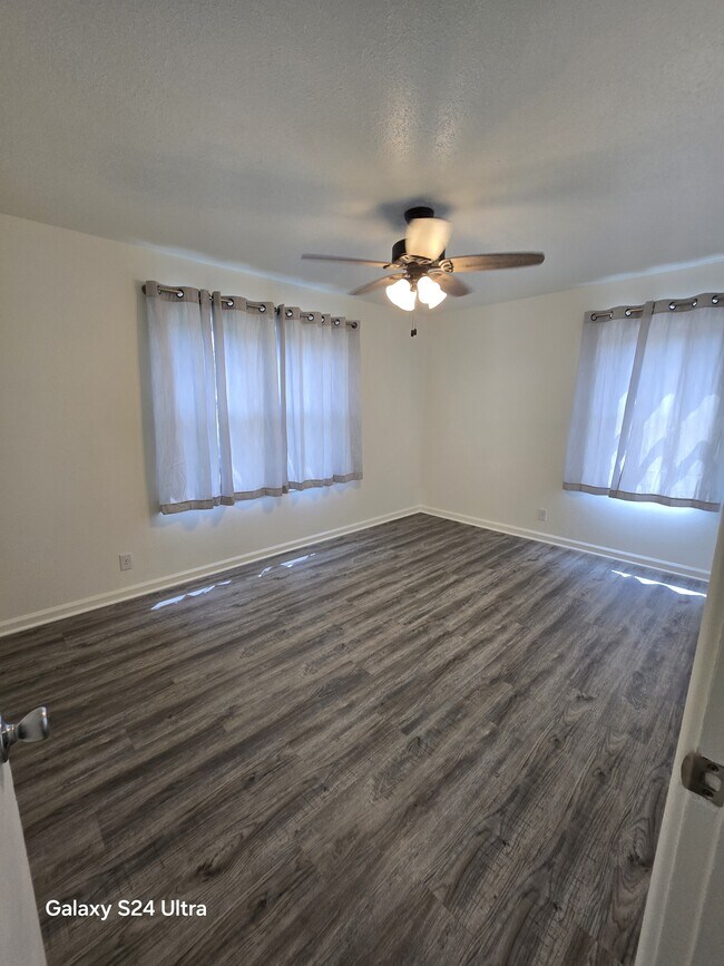 Foto del edificio - 1906 S Washington St