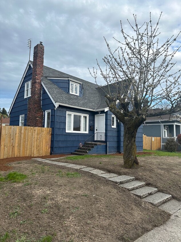 Primary Photo - Downtown Remodeled Kent Home with fenced y...