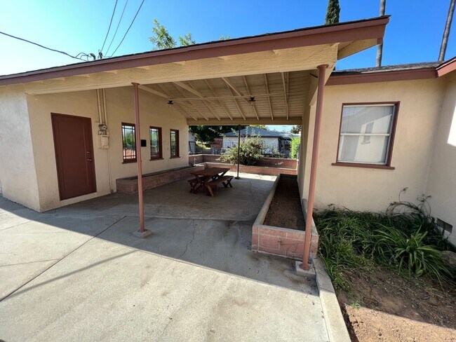 Foto del edificio - Coming Soon: Spacious 2-Bedroom Home with Bonus Office & Modern Upgrades