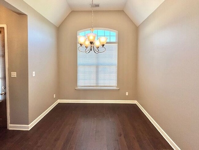 Foto del edificio - Now Leasing A Spacious 4 Bedroom 2 Bath Ho...