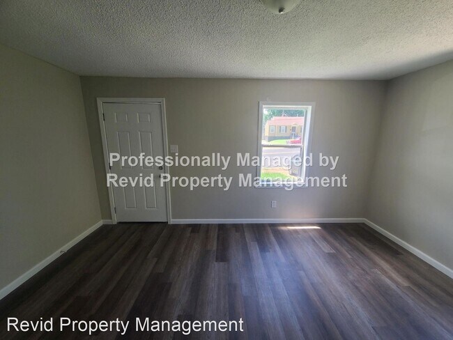 Foto del edificio - 3 br, 2 bath House - 1882 E Person Ave.