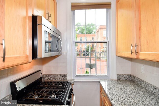 Foto del edificio - 915 Hughes Mews NW