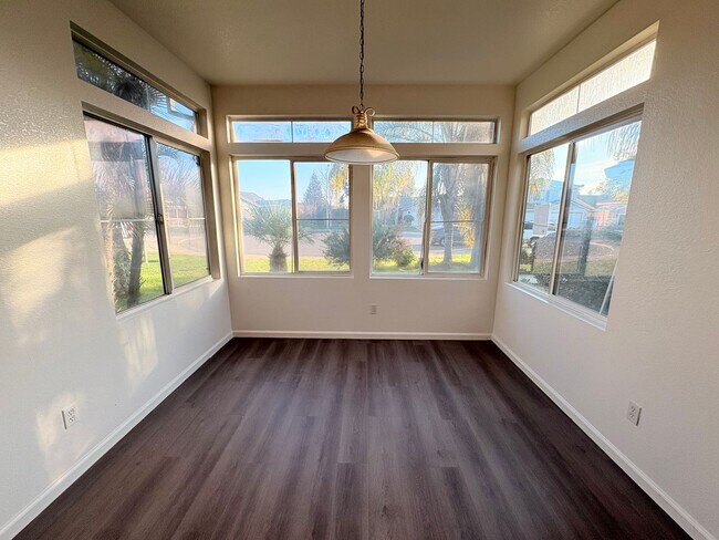 Foto del edificio - Single-Story 3-Bed Home with Private Beautiful Yard in Quiet Neighborhood