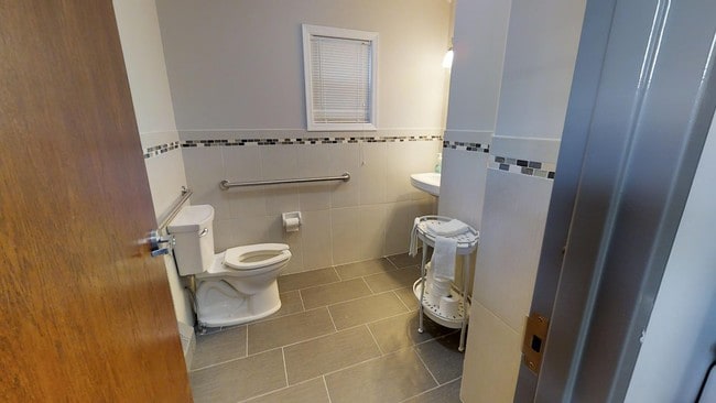 Medio baño en cada piso - 344 Kearny Ave