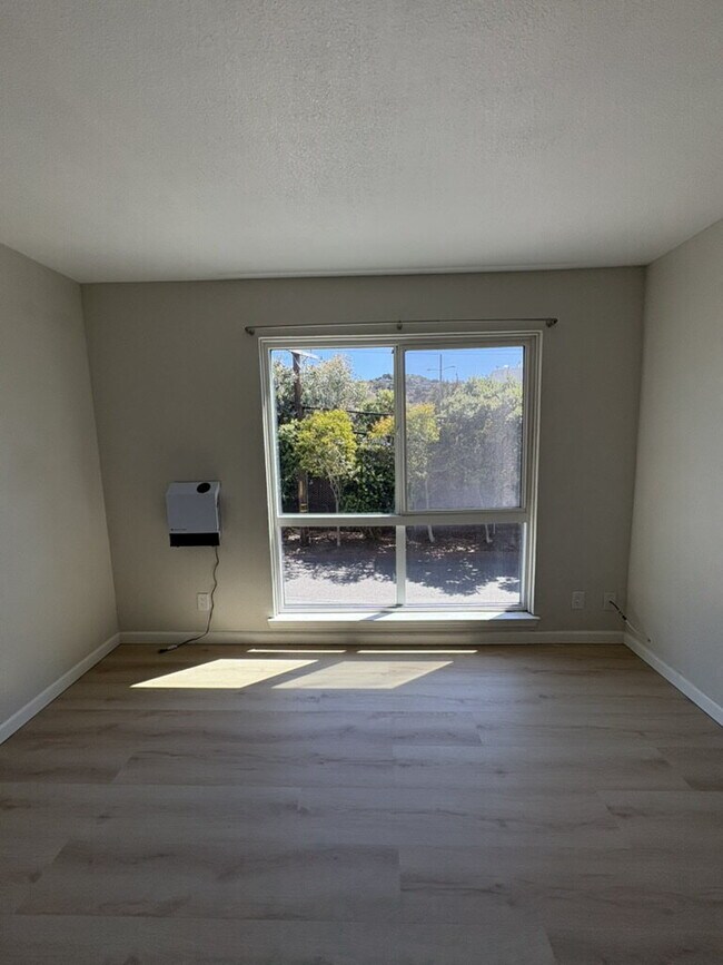 Building Photo - Updated Lauriedale 1 bd/1 ba Condo | Cats Welcome | Pools, Gym & Covered Parking | 10' x 10' Stor...