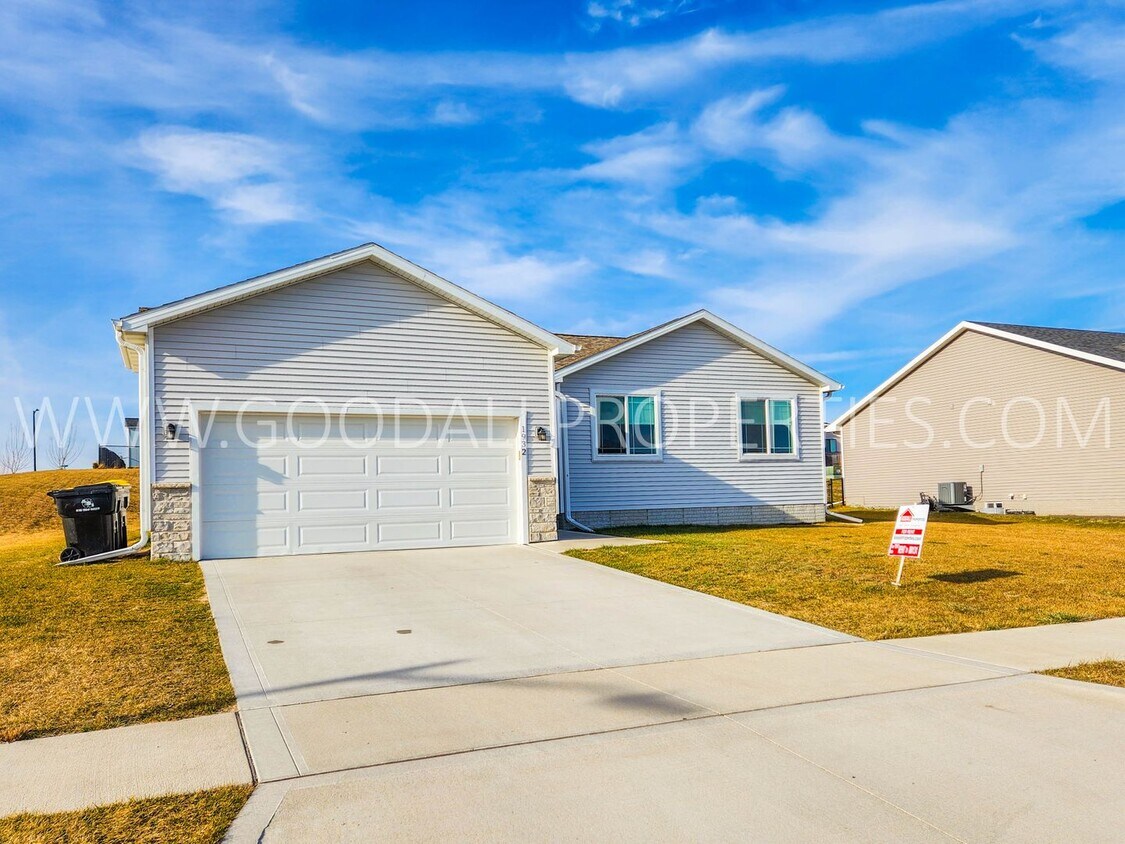 Primary Photo - 4 Bed 2.5 bath Ranch with Finished Basement!