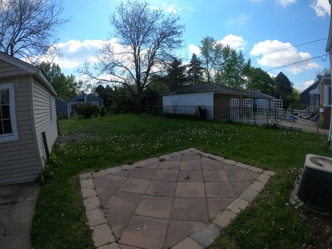 Building Photo - 3 bed 2 bath Berkley bungalow with garage ...