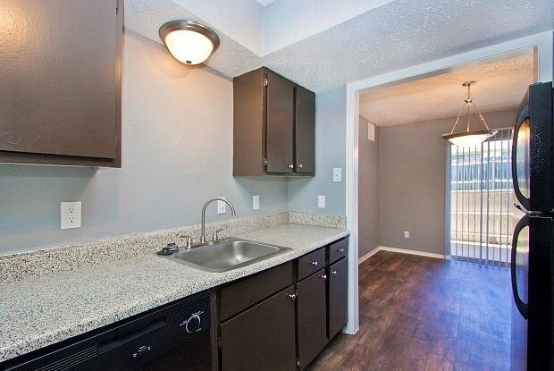 Foto del edificio - 2324 Meadowbrook Gardens Dr