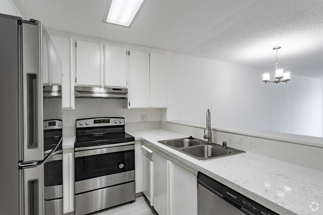 1BR, 1BA + Den - 1000 SF - 2220 S Beverly Glen Blvd