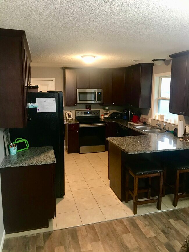 Foto del edificio - 3000 Maplewood Cir