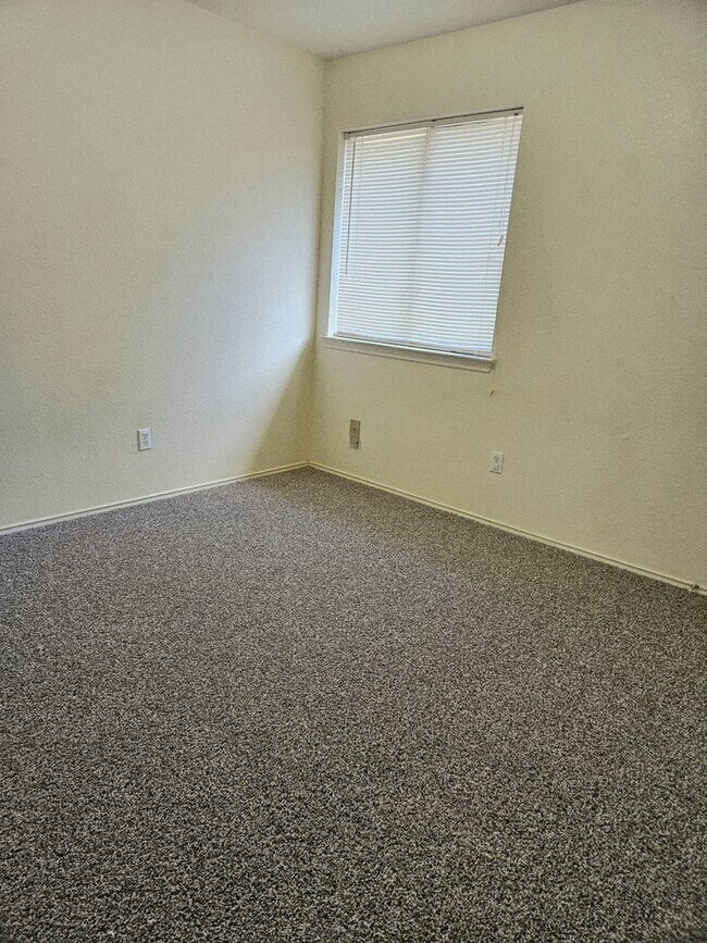 Foto del edificio - 1303 Fox Creek Dr