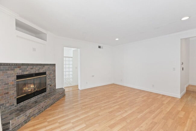 Foto del edificio - 2 Car Garage and 3 Bedroom Townhome Beauty.