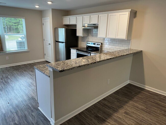 Building Photo - Prime location! Minutes to I-85, Fairburn, Union City, Trilith, LVP flooring, newly renovated, pr...