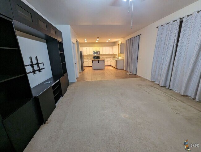 Building Photo - 998 Skyview Ave