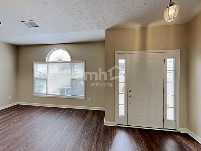 Foto del edificio - 4865 Lake Park Lane