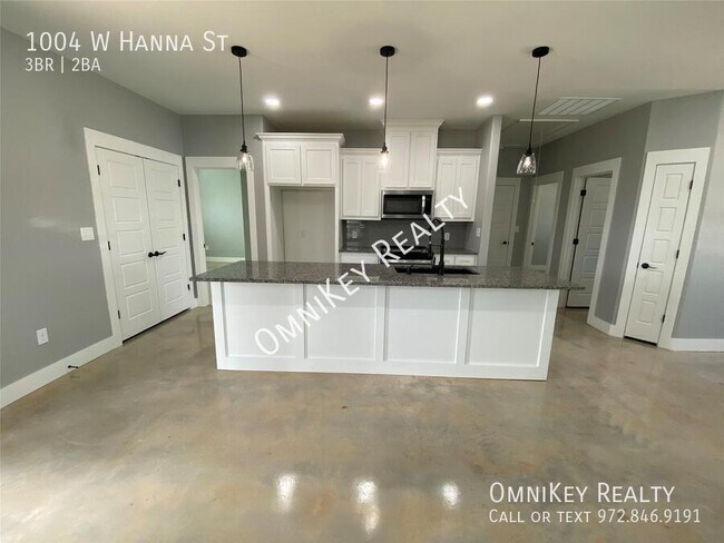 Building Photo - 1004 W Hanna St