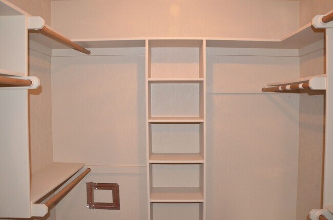 Foto del edificio - Lots of Room & Great Location