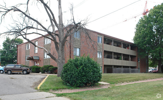 Building Photo - Oakwood Manor Apartments