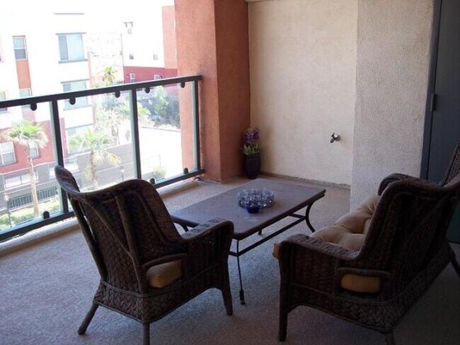 Building Photo - Luxury one bedroom south of the strip!
